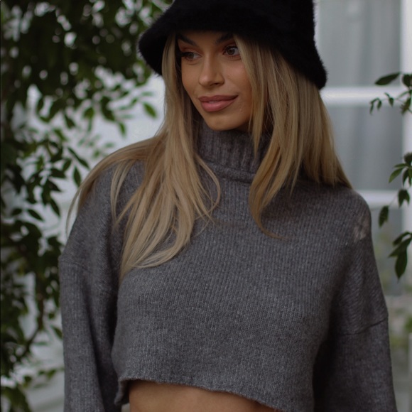 Turtle neck and skirt set - Picture 2 of 5